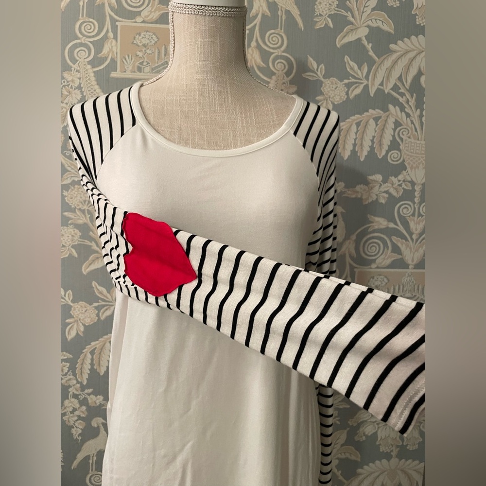 NWOT Shirt Size Small with Hearts on each elbow. ♥️🖤
